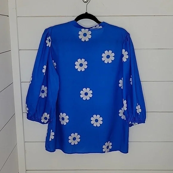 Noracora Large blue with white floral collarless blouse - Picture 2 of 4